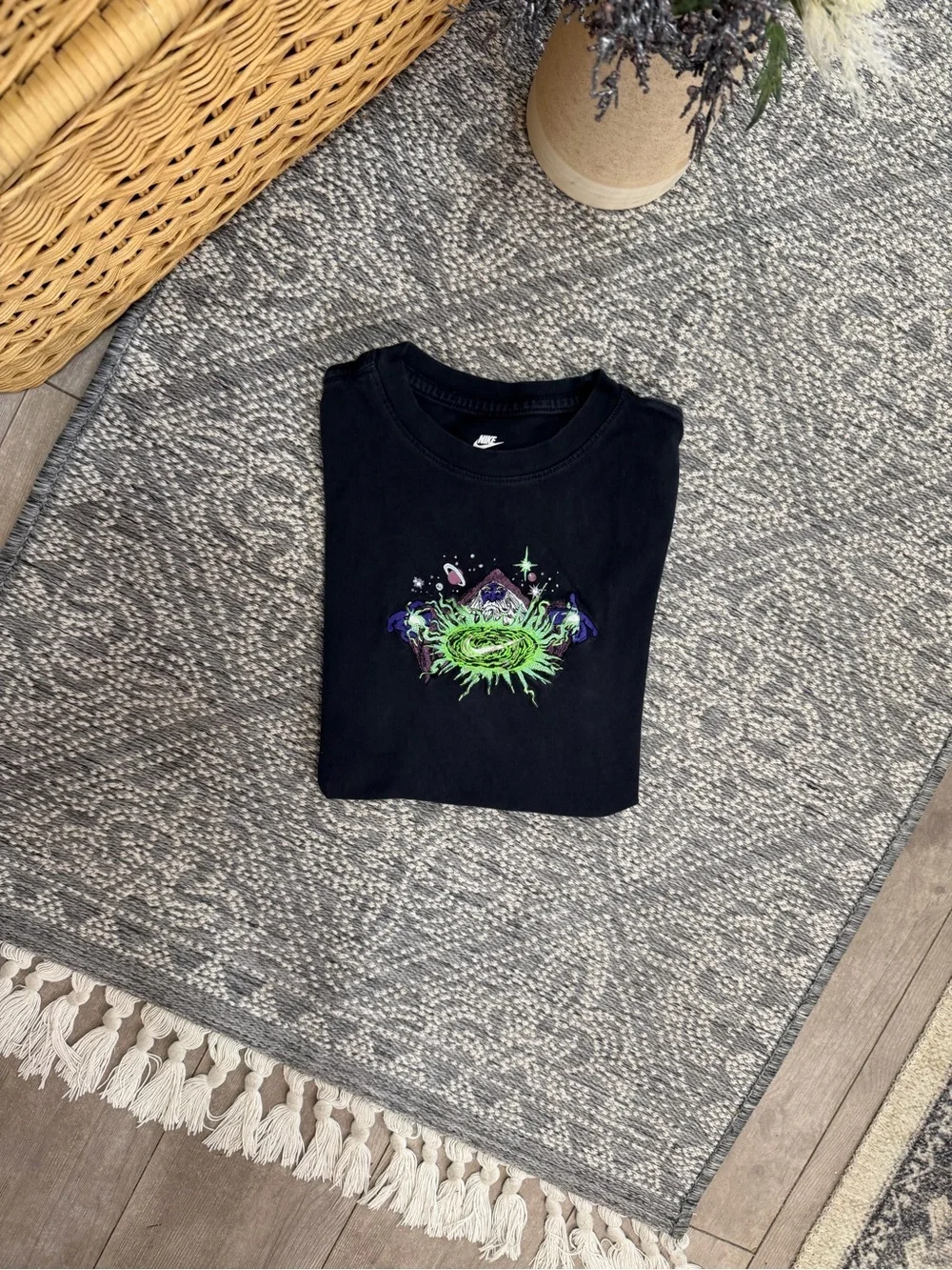 Nike Boys Graphic T-Shirt Large Sportswear Interstellar Magic Wizard Embroidered